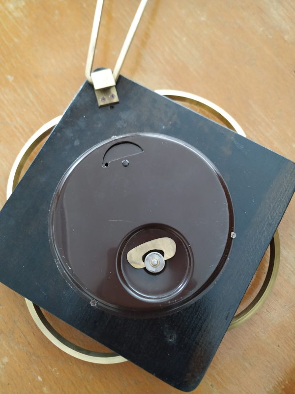 Orologio da parete meccanico nero e dorato - immagine 4