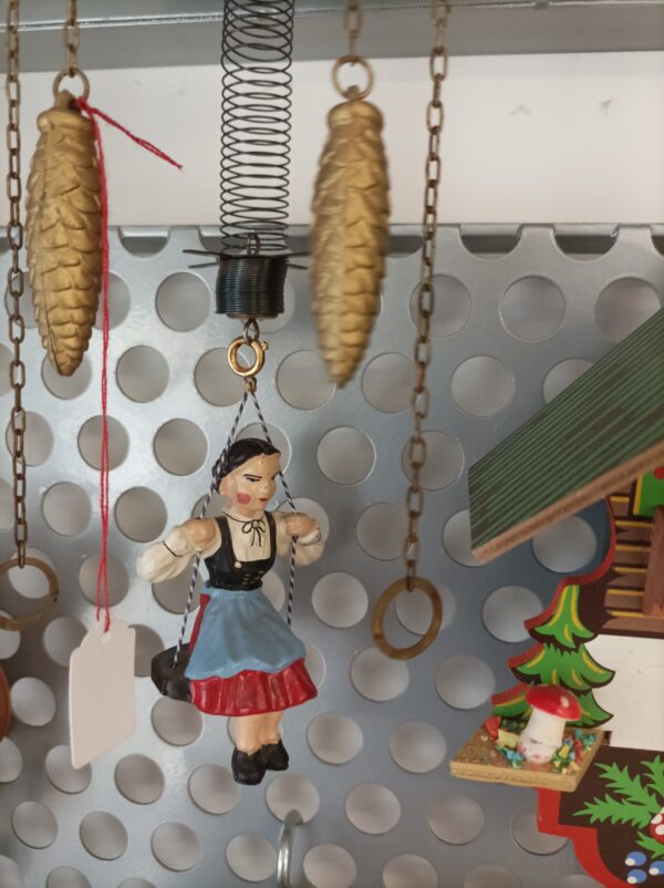 Orologio a cucù vintage con donnina su altalena - immagine 3